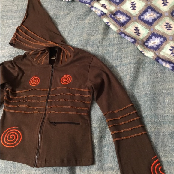 Long pointed hoodie with spiral embroidery trim. - Picture 6 of 8